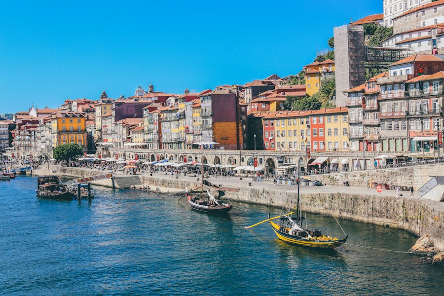 Ribeira do Porto com barcos rabelos no Douro