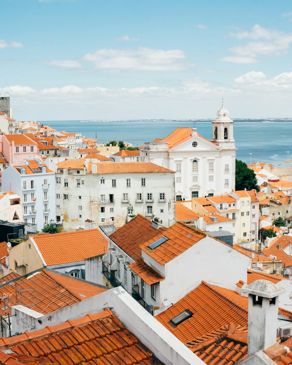 Telhados laranja e o Tejo, em Lisboa
