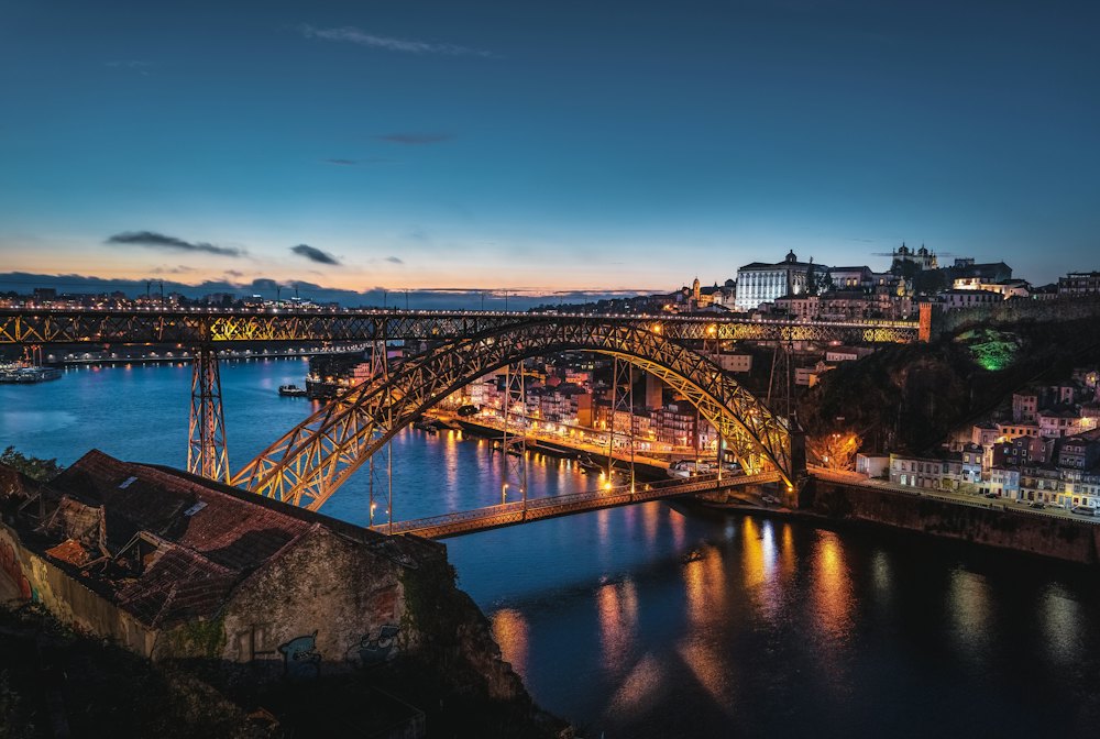 Ponte Luís I iluminada ao anoitecer
