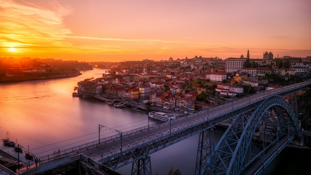 Ponte sobre o Douro ao pôr do sol, no Porto